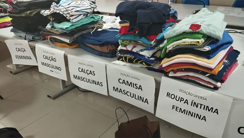 Imagem 1 - As doações são da população de Mossoró, Angicos, Caraúbas e Pau dos Ferros, municípios que contam com campi da Ufersa. A Campanha de Solidariedade promovida pela Universidade às vítimas das chuvas que atingem o Rio Grande do Sul vai prosseguir recebendo doações até a próxima sexta-feira, 17. Podem ser doadas roupas, materiais de cama e banho, produtos de higiene, alimentos não perecíveis e água. Uma equipe voluntária recebe e separa as peça por sexo e tamanho. Os pontos de arrecadação estão presentes na Reitoria do campus de Mossoró e nos prédios das direções dos campi de Angicos, Caraúbas e Pau dos Ferros. Imagem 1 - As doações são da população de Mossoró, Angicos, Caraúbas e Pau dos Ferros, municípios que contam com campi da Ufersa. A Campanha de Solidariedade promovida pela Universidade às vítimas das chuvas que atingem o Rio Grande do Sul vai prosseguir recebendo doações até a próxima sexta-feira, 17. Podem ser doadas roupas, materiais de cama e banho, produtos de higiene, alimentos não perecíveis e água. Uma equipe voluntária recebe e separa as peça por sexo e tamanho. Os pontos de arrecadação estão presentes na Reitoria do campus de Mossoró e nos prédios das direções dos campi de Angicos, Caraúbas e Pau dos Ferros.