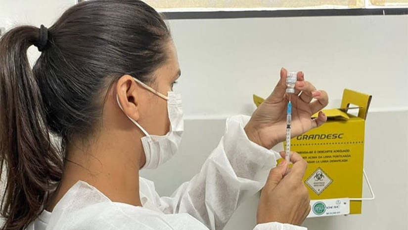 Imagem 1 -  O objetivo do dia D é acelerar a cobertura da proteção vacinal contra essas doenças entre os potiguares. A oferta da vacina da influenza foi ampliada para toda a população a partir de 6 meses de idade desde 1º de maio, conforme recomendação do Ministério da Saúde. Já a imunização contra febre amarela está disponível para o público de 9 meses a 59 anos de idade. Para se vacinar, a população deve procurar uma unidade básica de saúde que esteja aberta no seu município nesse sábado (18).