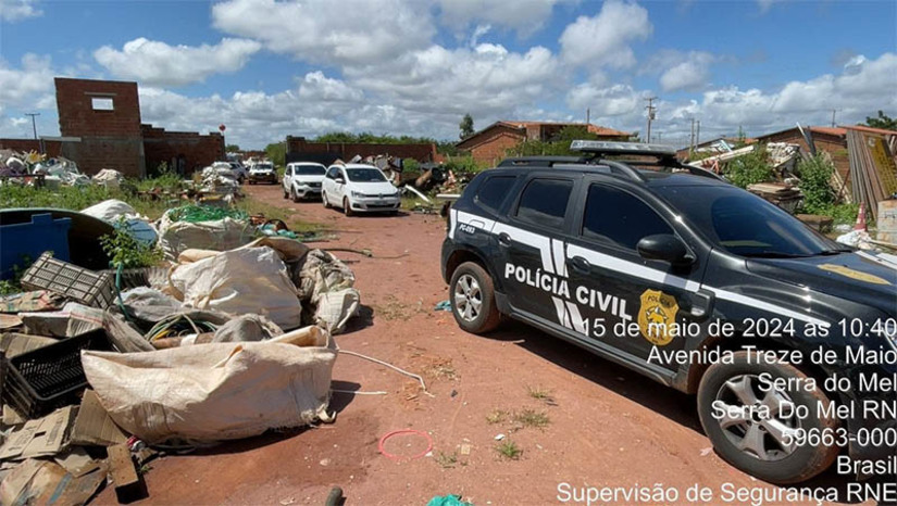 Imagem 1 -  Polícia recupera dez quilos de cabos metálicos furtados de uma operadora de telefonia de Mossoró. O material, juntamente com  três baterias estacionárias, foi localizado em uma sucata, no município de Serra do Mel. A apreensão aconteceu no âmbito da Operação Sucata, que teve mais uma fase deflagrada nesta quarta-feira (15). A operação tem o objetivo de fiscalizar ferros-velhos e em empresas de reciclagem, reprimindo a receptação de materiais comercializados nos estabelecimentos, em especial os fios de cobre, alvos de furtos e roubos nos últimos meses no estado.