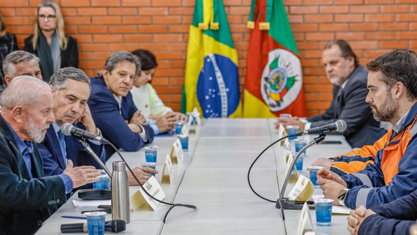 Imagem 1 - Famílias do RS vão receber R$ 5,1 mil do Governo Federal para repor bens pedidos pelas chuvas. A oficialização foi feita nesta quarta-feira, 15 de maio, em evento com a presença do presidente Luiz Inácio Lula da Silva em São Leopoldo (RS). O anúncio foi feito pelo ministro da Casa Civil, Rui Costa. A estimativa é de que cerca de 240 mil famílias sejam beneficiadas, a partir de um investimento de R$ 1,2 bilhão. "Não percam a fé. Estamos estendendo toda nossa solidariedade e ajuda do Governo Federal ao Rio Grande do Sul. Seguimos trabalhando e cuidando das pessoas”, disse o presidente Lula. Imagem 1 - Famílias do RS vão receber R$ 5,1 mil do Governo Federal para repor bens pedidos pelas chuvas. A oficialização foi feita nesta quarta-feira, 15 de maio, em evento com a presença do presidente Luiz Inácio Lula da Silva em São Leopoldo (RS). O anúncio foi feito pelo ministro da Casa Civil, Rui Costa. A estimativa é de que cerca de 240 mil famílias sejam beneficiadas, a partir de um investimento de R$ 1,2 bilhão. "Não percam a fé. Estamos estendendo toda nossa solidariedade e ajuda do Governo Federal ao Rio Grande do Sul. Seguimos trabalhando e cuidando das pessoas”, disse o presidente Lula.