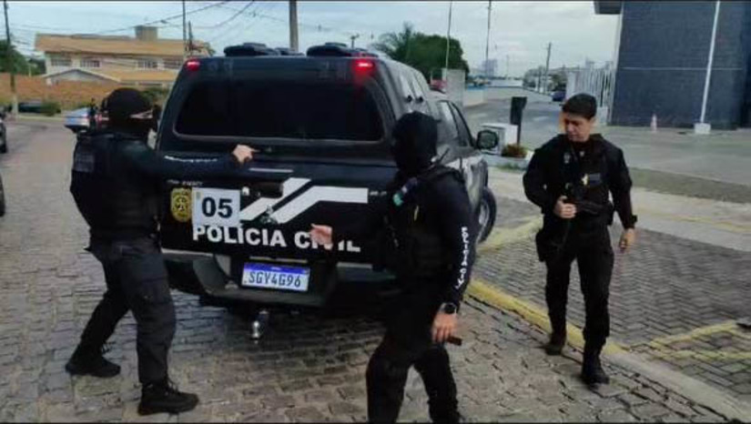 Imagem 1 -  A "Operação Caronte" foi deflagrada na manhã desta quinta-feira (16), com o objetivo de desarticular um grupo de extermínio responsável por aproximadamente 41 homicídios, além de extorsão, tráfico de drogas e vendas de munições e armas ilegais. A ação aconteceu na Zona Norte de Natal e no município de Extremoz. Neste último, os policiais prenderam um dos integrantes do grupo, Alessandro Brito do Nascimento Filho, conhecido como "Mexicano", de 30 anos. Outras seis pessoas também foram presas e a polícia ainda apreendeu 20 quilos de cocaína, além de armas de fogo e centenas de munições. 