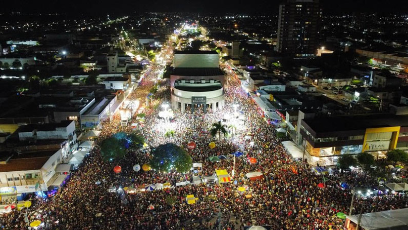 Imagem 1 -  Garrafas de vidro e objetos cortantes não serão permitidos no perímetro do “Pingo da Mei Dia”. A prefeitura de Mossoró divulgou a informação sobre a proibição nesta quinta-feira (16). A medida visa prevenir acidentes e aumentar a proteção dos foliões durante o evento. Bebidas em latas e garrafas pet, acondicionadas em cooler ou bolsas térmicas estão liberadas. PMM também informou que, assim como na última edição, haverá pontos de entrada e revista do público, além do sistema de videomonitoramento. 