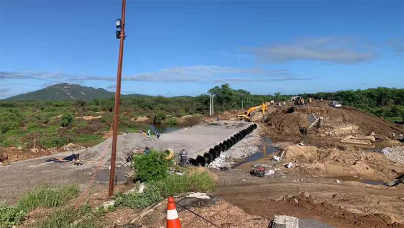 Imagem 1 -  Dnit não tem prazo concreto para conclusão do desvio na BR-304, em Lajes. Nesta sexta-feira (17), o departamento informou que os serviços estão avançados, mas que  a execução do pavimento depende de condições climáticas favoráveis para que sejam concluídos. “As equipes da autarquia estão atuando diuturnamente para finalizar a obra o quanto antes. Na madrugada desta sexta-feira (17) os trabalhos estavam a todo vapor com a aplicação da primeira camada de Concreto Betuminoso Usinado a Quente (CBUQ) em parte do desvio, porém devido às chuvas na região, a ação precisou ser interrompida”, disse o órgão por meio de nota.