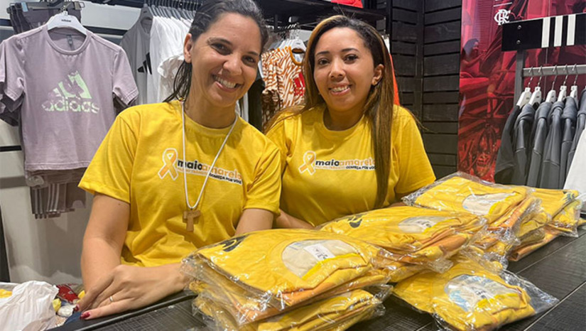 Imagem 1 -  O passeio tem como objetivo alertar à população sobre a necessidade de um trânsito seguro. A entrega das camisetas aos participantes do Passeio Ciclístico Maio Amarelo, acontece na loja da Adidas no Partage Shopping Mossoró nesta sexta-feira (17) seguindo até as 22h do sábado (18). O evento acontecerá no domingo (19) e está sendo promovido pela Prefeitura de Mossoró, através da Secretaria de Segurança Pública, Defesa Civil, Mobilidade Urbana e Trânsito (SESDEM). A concentração está marcada para as 6h na avenida Rio Branco, ao lado do Teatro Dix-huit Rosado.