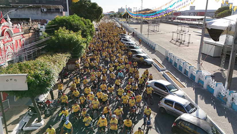 Imagem 1 -  O evento, que tem como objetivo conscientizar à população sobre a necessidade de um trânsito seguro, reuniu 1,5 mil participantes e arrecadou alimentos que serão doados às vítimas das enchentes no Rio Grande do Sul. O percurso do Passeio Ciclístico da campanha “Maio Amarelo”, que este ano trabalha a temática “Paz no trânsito começa com você”, contemplou localidades como as avenidas Rio Branco e Alberto Maranhão, rua Alfredo Fernandes e avenida Presidente Dutra, onde o evento foi encerrado.