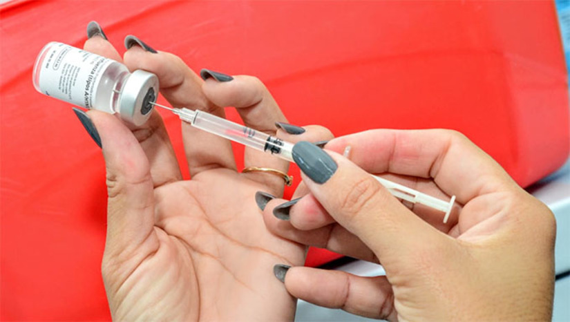 Imagem 1 -  De acordo com dados da Coordenação de Imunizações do município, no total foram aplicadas 1.574 doses. Sendo 1.176 doses de vacina contra Influenza; 276 contra febre amarela; 77 doses da vacina da dengue; 49 doses de outras vacinas. Durante a semana, a vacinação continua nas Unidades Básicas de Saúde, de segunda a sexta-feira, das 7h às 11h e das 13h às 17h.