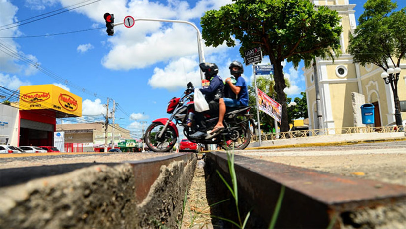 Imagem 1 -  O ponto da obra fica localizado na lateral da Capela de São Vicente e tem fechamento previso a partir das 13h.  O trecho passará por obras visando à melhoria contínua da infraestrutura e mobilidade do município. Nesse sentido, a área ficará restrita durante 3 dias, não sendo permitida a circulação de veículos no local. Dessa forma, os condutores vão precisar buscar rotas alternativas para locomoção.  