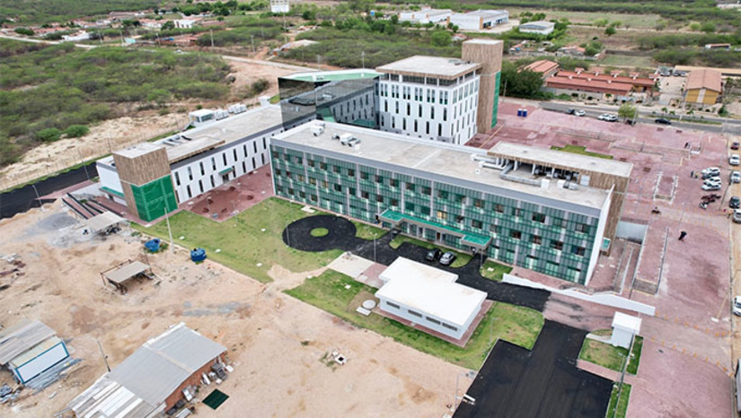 Imagem 1 - Os 230 novos profissionais médicos clínicos e especialistas, serão convocados por meio de prestação de serviço de plantão, para atuar nos hospitais da Mulher Parteira Maria Correia e da Polícia Militar. A medida aumenta a prestação de serviços à população de todo o Oeste Potiguar, fará com o que o Hospital da Mulher passe a funcionar plenamente 24h/dia e, por fim, proporciona a aceleração dos serviços de reforma e ampliação do Hospital Regional Tarcísio de Vasconcelos Maia, que está recebendo um investimento de R$ 10 milhões. Parte dos serviços do Tarcísio Maia serão transferidos e divididos entre os hospitais da PM e da Mulher a partir do andamento das ampliações de capacidade nos outros hospitais. Imagem 1 - Os 230 novos profissionais médicos clínicos e especialistas, serão convocados por meio de prestação de serviço de plantão, para atuar nos hospitais da Mulher Parteira Maria Correia e da Polícia Militar. A medida aumenta a prestação de serviços à população de todo o Oeste Potiguar, fará com o que o Hospital da Mulher passe a funcionar plenamente 24h/dia e, por fim, proporciona a aceleração dos serviços de reforma e ampliação do Hospital Regional Tarcísio de Vasconcelos Maia, que está recebendo um investimento de R$ 10 milhões. Parte dos serviços do Tarcísio Maia serão transferidos e divididos entre os hospitais da PM e da Mulher a partir do andamento das ampliações de capacidade nos outros hospitais.