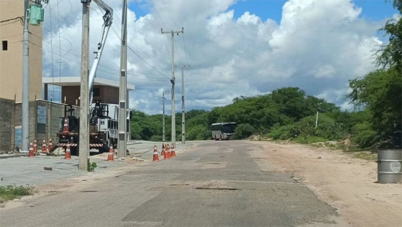 Imagem 1 - O trecho faz parte do lote 1 do Programa de Restauração de Rodovias Estaduais. A ordem de serviço foi assinada pela governadora Fátima Bezerra no último dia 03. A rodovia litoranea Dehon Caenga é uma via fundamental para o turismo da Costa Branca, pois passa pelas praias de Emanuelas, Gado Bravo, Areias Alvas, Pernambuquinho e Alagamar, com grande circulação de veículos durante o veraneio. Além do deslocamento de pessoas, a estrada serve também para o escoamento da produção salineira e agrícola da região. Para a prefeita de Grossos, Cinthia Sonale, a obra chega em momento importante para o crescimento do turismo e para fomentar a economia local. Imagem 1 - O trecho faz parte do lote 1 do Programa de Restauração de Rodovias Estaduais. A ordem de serviço foi assinada pela governadora Fátima Bezerra no último dia 03. A rodovia litoranea Dehon Caenga é uma via fundamental para o turismo da Costa Branca, pois passa pelas praias de Emanuelas, Gado Bravo, Areias Alvas, Pernambuquinho e Alagamar, com grande circulação de veículos durante o veraneio. Além do deslocamento de pessoas, a estrada serve também para o escoamento da produção salineira e agrícola da região. Para a prefeita de Grossos, Cinthia Sonale, a obra chega em momento importante para o crescimento do turismo e para fomentar a economia local.
