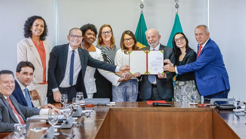 Imagem 1 -  O Projeto de Lei nº 1.822, de 2019 garante sigilo do nome da vítima em processos que apuram crimes de violência doméstica e familiar contra a mulher. O novo texto altera a Lei Maria da Penha para assegurar maior proteção à vítima e preservar a sua integridade física, mental e psicológica. Com a nova lei, o sigilo do nome da vítima servirá para protegê-la da revitimização. Isso permite que ela possa buscar justiça e iniciar o processo de recuperação sem ter que se preocupar com a exposição pública de sua vida privada.