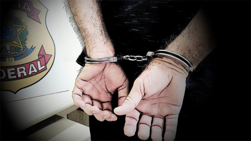 Imagem 1 - PF prende em Pipa foragido da justiça por homicídio cometido no Maranhão em 2012. A prisão aconteceu na tarde desta terça-feira (21), em um restaurante onde o homem, de 32 anos, estava trabalhando. A prisão foi possível graças às trocas de informações realizadas entre os Grupos de Capturas da PF nos estados do RN e do Maranhão. Durante os 12 anos em que esteve foragido, o indivíduo chegou a se esconder nos estados do Pará e Bahia, antes de estabelecer residência na praia de Barra de Cunhaú, município de Canguaretama/RN. Imagem 1 - PF prende em Pipa foragido da justiça por homicídio cometido no Maranhão em 2012. A prisão aconteceu na tarde desta terça-feira (21), em um restaurante onde o homem, de 32 anos, estava trabalhando. A prisão foi possível graças às trocas de informações realizadas entre os Grupos de Capturas da PF nos estados do RN e do Maranhão. Durante os 12 anos em que esteve foragido, o indivíduo chegou a se esconder nos estados do Pará e Bahia, antes de estabelecer residência na praia de Barra de Cunhaú, município de Canguaretama/RN.