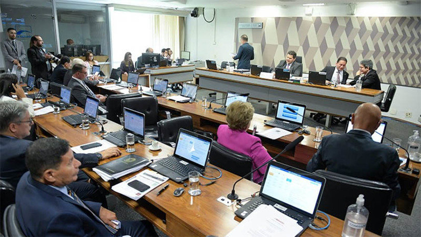Imagem 1 -  CCJ aprova PL que autoriza castração química voluntária de presos reincidentes por crimes sexuais. O projeto, de autoria do senador Styvenson Valentim (Podemos-RN), recebeu parecer favorável do senador Angelo Coronel (PSD-BA), com emendas. Caso não haja recurso para que seja votado em Plenário, o texto segue para análise da Câmara dos Deputados. A votação, que aconteceu nesta quarta-feira (22), foi presidida pelo senador Davi Alcolumbre (União-AP). 