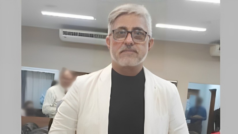 Imagem 1 -  Claudio do Sal é assassinado a tiros dentro de casa no bairro Boa Vista, em Mossoró. O crime aconteceu no início da tarde desta quinta-feira (23), na rua Padre Elesbão. A vítima foi identificada como Cláudio Zacarias. De acordo com o delegado Caio Fábio, da DHPP, o homem estava fazendo uma mudança da parte superior para a parte inferior do imóvel, onde também funciona uma peixaria de sua família, quando foi surpreendido pelo atirador. O delegado informou que ainda não é possível identificar quantas pessoas participaram do crime. A motivação também é desconhecida e será investigada pela polícia civil.