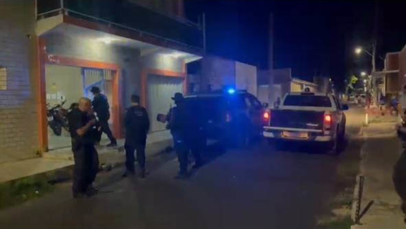 Imagem 1 - Dupla suspeita de tráfico de drogas é presa no município de Areia Branca. As prisões de Geneson Carlos Lopes da Silva, de 21 anos, e Carpeggiam Nogueira Santos, de 45 anos, foram realizadas nesta quarta-feira (22). Contra Geneson também já havia um mandado de prisão temporária por crime de homicídio. Na ação, foram apreendidas 100 pedras de crack e 96 porções de maconha, ambas prontas para o comércio ilícito. Além das drogas, foram confiscados outros objetos e equipamentos usados como meio empregado na atividade criminosa. Imagem 1 - Dupla suspeita de tráfico de drogas é presa no município de Areia Branca. As prisões de Geneson Carlos Lopes da Silva, de 21 anos, e Carpeggiam Nogueira Santos, de 45 anos, foram realizadas nesta quarta-feira (22). Contra Geneson também já havia um mandado de prisão temporária por crime de homicídio. Na ação, foram apreendidas 100 pedras de crack e 96 porções de maconha, ambas prontas para o comércio ilícito. Além das drogas, foram confiscados outros objetos e equipamentos usados como meio empregado na atividade criminosa.