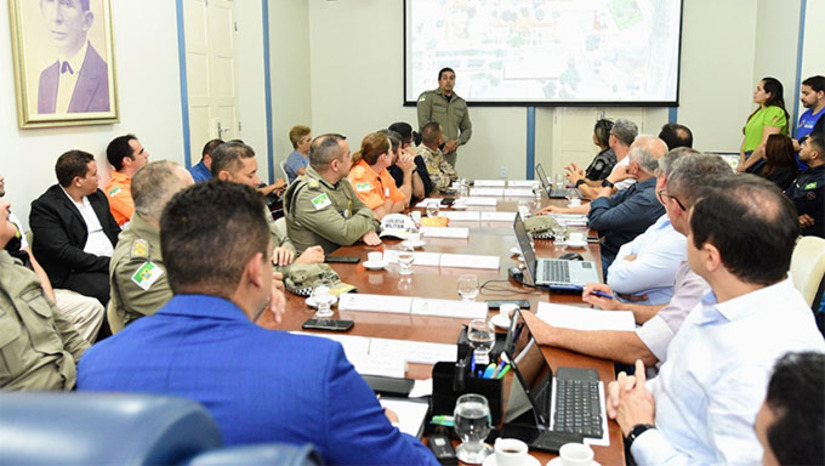 Imagem 1 -  Esta semana, o prefeito Allyson Bezerra esteve visitando as principais autoridades públicas na capital do Rio Grande do Norte entregando pessoalmente o convite para participarem do MCJ2024. Em Mossoró, o gestor sentou com as autoridades de segurança para conhecer os detalhes do trabalho que será feito para garantir a tranquilidade da abertura do MCJ 2024.