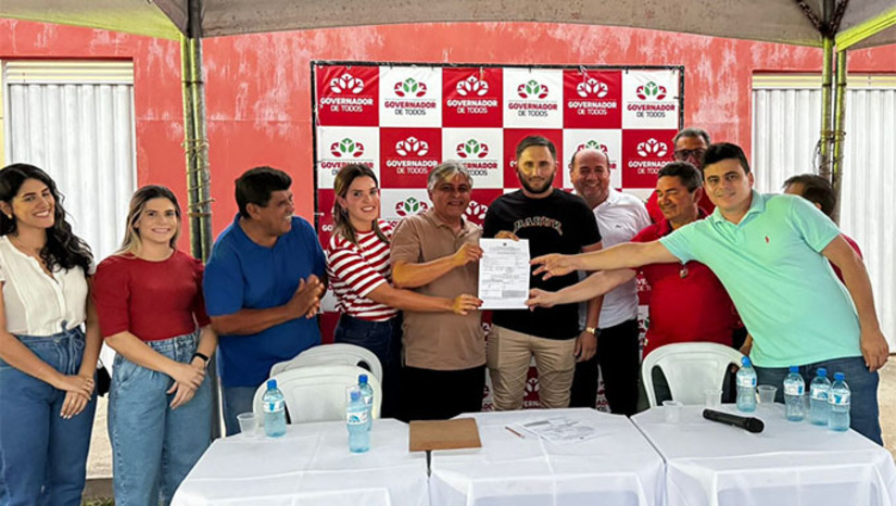 Imagem 1 -  O prefeito Dr. Artur Vale assinou, nesta sexta-feira (24), em solenidade realizada na Campestre, a ordem de serviço autorizando o início dos serviços.   Além de 4.823,90 metros quadrados de área pavimentada, o investimento contempla 1.597,05 metros quadrados de calçadas acessíveis para facilitar a mobilidade de todas as pessoas.