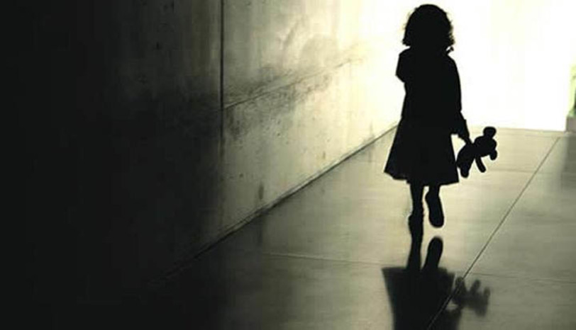 Imagem 1 - Mulher é presa pelo crime de tortura por espancar a própria filha de apenas 2 anos. O caso aconteceu neste domingo (26), na comunidade Maisa, na zona rural de Mossoró. A polícia militar foi acionada a residência onde mãe e filha viviam, por uma cunhada da mulher, que ficou sabendo das agressões e fez a denúncia. A agressora teria chegado bêbada em casa e espancando a menina. Quando chegaram ao local, os policiais encontraram a criança com muitos hematomas. Eles também tiveram acesso a um vídeo, que teria sido gravado por um dos irmãos mais velhos da criança, a fim de provar as agressões praticadas pela mãe. A mulher foi presa e a criança levada para exames de corpo de delito. Segundo delegado Caetano Baumann, ela irá responder pelo crime de tortura. Imagem 1 - Mulher é presa pelo crime de tortura por espancar a própria filha de apenas 2 anos. O caso aconteceu neste domingo (26), na comunidade Maisa, na zona rural de Mossoró. A polícia militar foi acionada a residência onde mãe e filha viviam, por uma cunhada da mulher, que ficou sabendo das agressões e fez a denúncia. A agressora teria chegado bêbada em casa e espancando a menina. Quando chegaram ao local, os policiais encontraram a criança com muitos hematomas. Eles também tiveram acesso a um vídeo, que teria sido gravado por um dos irmãos mais velhos da criança, a fim de provar as agressões praticadas pela mãe. A mulher foi presa e a criança levada para exames de corpo de delito. Segundo delegado Caetano Baumann, ela irá responder pelo crime de tortura.