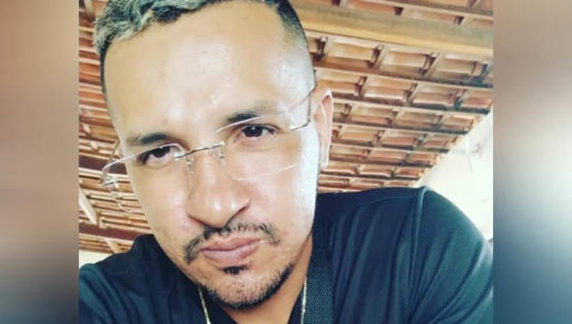 Imagem 1 -  Preso de justiça é assassinado enquanto recarregava tonozeleira eletrônica, em Itaú. O crime aconteceu por volta das 22h40 deste domingo (26), no bairro Parabólica. A vítima foi identificada como José Alyson de Oliveira Silva, de 34 anos. De acordo com informações da polícia militar, o homem, que cumpria pena no regime aberto por um crime de homicídio ocorrido em Natal, estava na casa de uma amiga, recarregando a tornozeleira eletrônica, quando foi surpreendido por dois suspeitos armados. A dupla entrou na resiliência atirando. José Alyson foi alvejado com vários disparos de munição calibre 12. A polícia civil vai investigar o caso.