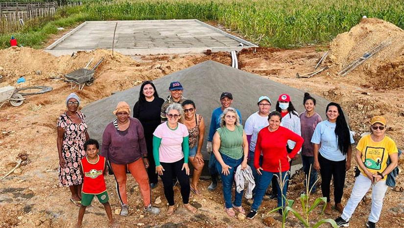 Imagem 1 - Dez mulheres de Mossoró e Assú participam de capacitação para cisterneiras. O curso, promovido pelo Centro Feminista 8 de Março, aconteceu na semana passada, no Assentamento Solidão, localizado na Zona Rural de Mossoró. O processo iniciou com a limpeza do buraco, seguida pela escavação, pintura e instalação da caixa d’água. As mulheres participaram ativamente, com a mão na massa, dedicando-se a aprender sobre tecnologias sociais relacionadas à captação, armazenamento e manejo de água. Imagem 1 - Dez mulheres de Mossoró e Assú participam de capacitação para cisterneiras. O curso, promovido pelo Centro Feminista 8 de Março, aconteceu na semana passada, no Assentamento Solidão, localizado na Zona Rural de Mossoró. O processo iniciou com a limpeza do buraco, seguida pela escavação, pintura e instalação da caixa d’água. As mulheres participaram ativamente, com a mão na massa, dedicando-se a aprender sobre tecnologias sociais relacionadas à captação, armazenamento e manejo de água.