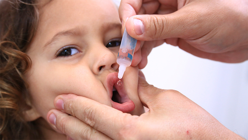 Imagem 1 -  Poliomielite (paralisia infantil) é uma doença contagiosa aguda causada por vírus que pode infectar crianças e adultos. Em Mossoró, as UBSs funcionam de segunda a sexta-feira, das 7h às 11h e das 13h às 17h. Devem ser vacinadas crianças menores de 5 anos. A Campanha Nacional de Vacinação contra a Poliomielite vai até o dia 14 de junho.