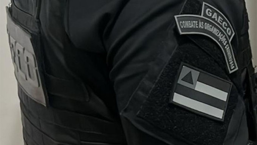 Imagem 1 -   A ação é uma continuidade da Operação DesFarsa, que investiga a existência de uma Central de Fake News que opera com a intenção de criar, disseminar ou promover notícias falsas sobre autoridades do Estado do RN, com fins políticos e manipulação da opinião pública. As investigações do MPRN revelaram um esquema voltado à contratação dos serviços de postagens em perfis em redes sociais voltadas a beneficiar interesses políticos. As postagens de conteúdos falsos eram feitas em pelo menos seis perfis de redes sociais,uma delas contando atualmente com mais de 20 mil seguidores, que se diziam oferecer conteúdo político sobre cidades do interior do Rio Grande do Norte. A investigação segue em andamento e os materiais apreendidos serão analisados pelo Gaeco.