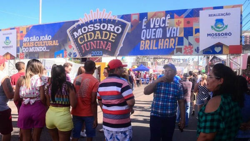Imagem 1 -  Confira onde estarão localizados os dez pontos de acesso ao “Pingo da Mei Dia”. O número de entradas do evento foi ampliado, com o objetivo de garantir mais tranquilidade no acesso do público. Os portões foram distribuídos no entorno da avenida Rio Branco, na área do evento. Serão 4 entradas na área leste do Corredor Cultural e 6 na área oeste. Pelo segundo ano consecutivo o “Pingo da Mei Dia” ganha mais segurança com o isolamento total da festa, além das revistas e monitoramento em tempo real; confira as entradas.
