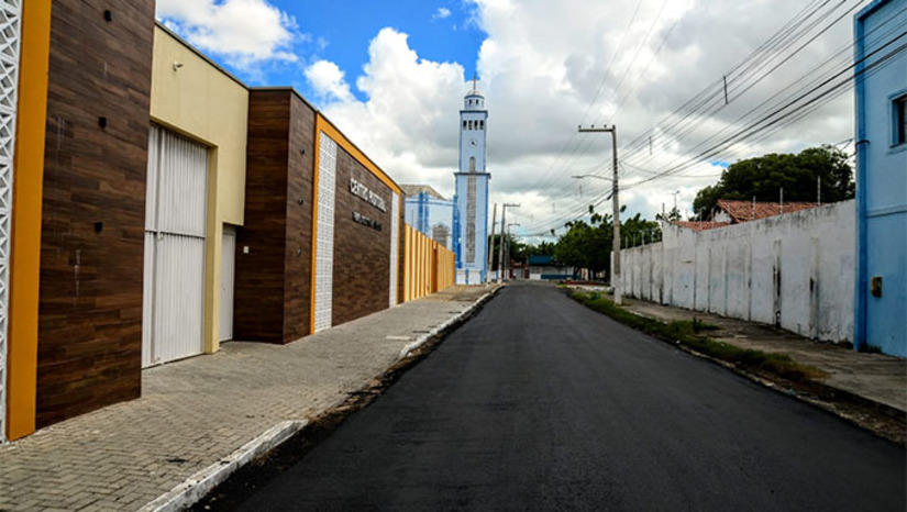 Imagem 1 -  A pavimentação chegou nas ruas Manoel Freire, no bairro Boa Vista, e Padre João Urbano, no bairro Alto da Conceição. A obra o tem impacto direto no cotidiano, na mobilidade urbana e um aumento na qualidade de vida. As ruas agora asfaltadas facilitam o acesso a serviços básicos e promovem um ambiente mais limpo e seguro. Os moradores do Alto da Conceição e do bairro Boa Vista demonstram otimismo quanto às novas melhorias e ao desenvolvimento contínuo dos bairros.