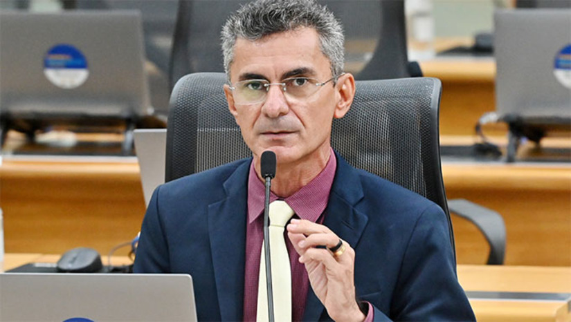 Imagem 1 - Líder do governo na Casa legislativa, o parlamentar enalteceu a reforma de escolas estaduais promovidas pela gestão estadual. O deputado relatou a visita ao município de Montanhas, onde acompanhou a reforma e ampliação da escola estadual Professora Ocila Bezerril. Em Nova Cruz, Francisco visitou pessoalmente a reforma das escolas estaduais Alberto Maranhão, Getúlio Vargas e Djalma Marinho - um investimento do Governo do RN que ultrapassa R$ 1,5 milhão. “Tomei conhecimento que algumas dessas unidades, em mais de 40 anos de existência, nunca haviam passado por uma reforma dessa amplitude”, disse Francisco. Imagem 1 - Líder do governo na Casa legislativa, o parlamentar enalteceu a reforma de escolas estaduais promovidas pela gestão estadual. O deputado relatou a visita ao município de Montanhas, onde acompanhou a reforma e ampliação da escola estadual Professora Ocila Bezerril. Em Nova Cruz, Francisco visitou pessoalmente a reforma das escolas estaduais Alberto Maranhão, Getúlio Vargas e Djalma Marinho - um investimento do Governo do RN que ultrapassa R$ 1,5 milhão. “Tomei conhecimento que algumas dessas unidades, em mais de 40 anos de existência, nunca haviam passado por uma reforma dessa amplitude”, disse Francisco.