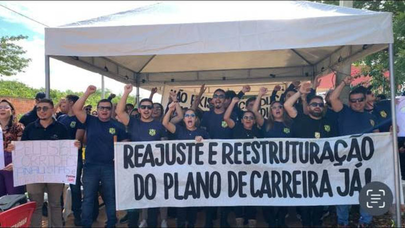 Imagem 1 -  Servidores da Fundase realizam parada para cobrar reajuste e reestruturação do plano de carreira. A parada é de 24h e está acontecendo em todo o estado, nesta quarta-feira (29). Em Mossoró a movimentação está acontecendo em frente ao antigo Ceduc. Os servidores da instituição, entre agentes socioeducativos, analistas e técnicos, desejam que o governo do RN dê uma atenção especial às pautas que foram apresentadas, entre elas o reajuste salarial, a reestruturação do plano de carreira, bem como melhores condições de trabalho.