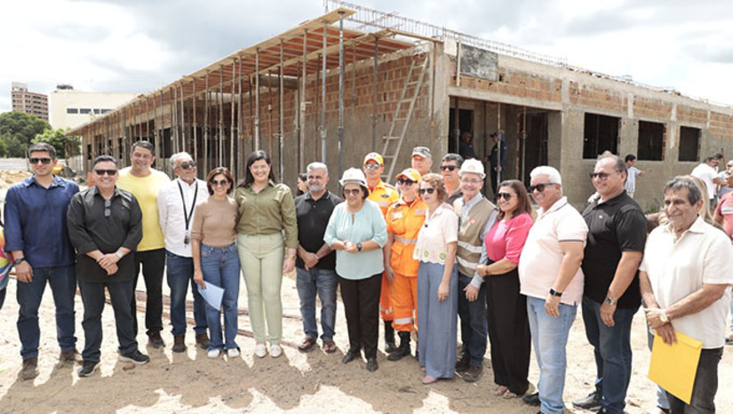 Imagem 1 -  A governadora Fátima Bezerra esteve nesta quarta-feira (29), vistoriando as obras da nova sede do Corpo de Bombeiro Militar (CBM) em Pau dos Ferros. A unidade vai atuar com 36 bombeiros que atenderão 31 cidades, beneficiando uma população de 320 mil habitantes. A frota é formada por dois carros de combate a incêndio, uma ambulância, uma caminhonete e uma viatura administrativa. A previsão é que sejam feitos mil atendimentos por ano na região. O investimento é de R$ 1,5 milhão. A previsão que a obra fique pronta em novembro.