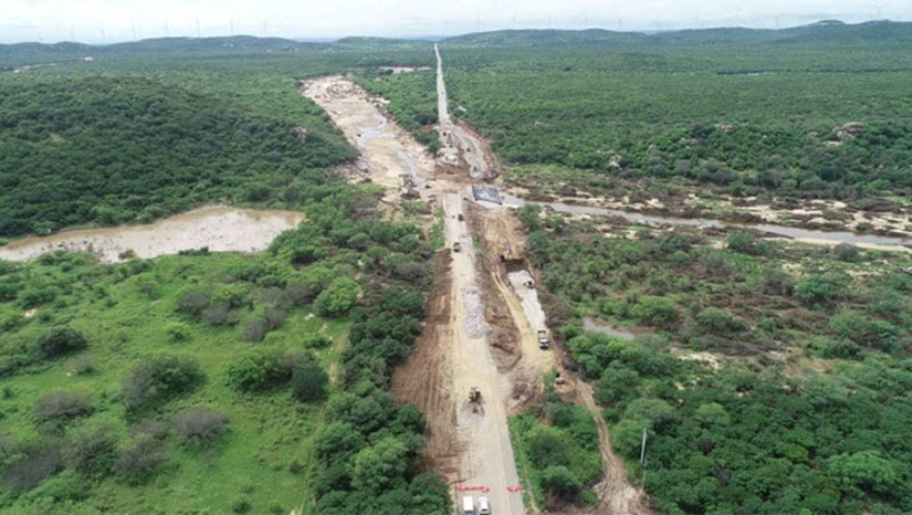 Imagem 1 - A informação foi divulgada pelo órgão federal nesta quarta- feira (29). De acordo com o Dnit, a obra vai custar cerca de R$ 14,4 milhões e terá duração de cerca de 10 meses. Com essa previsão, a nova ponte sobre o Rio Ponta da Serra, no km 203,5 da BR-304, só estará disponível para a população por volta do final do mês de março de 2025. O trecho em questão foi levado pela água das chuvas no dia 31 de março deste ano, o que ocasionou uma série de transtornos e prejuízos para a população, principalmente por conta da demora para se construir um desvio no local. Imagem 1 - A informação foi divulgada pelo órgão federal nesta quarta- feira (29). De acordo com o Dnit, a obra vai custar cerca de R$ 14,4 milhões e terá duração de cerca de 10 meses. Com essa previsão, a nova ponte sobre o Rio Ponta da Serra, no km 203,5 da BR-304, só estará disponível para a população por volta do final do mês de março de 2025. O trecho em questão foi levado pela água das chuvas no dia 31 de março deste ano, o que ocasionou uma série de transtornos e prejuízos para a população, principalmente por conta da demora para se construir um desvio no local.