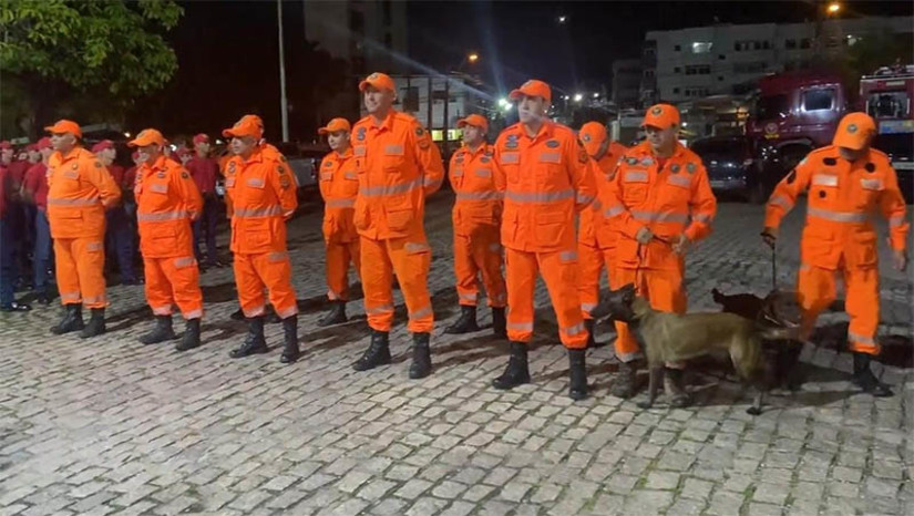 Imagem 1 - Bombeiros do RN que ajudaram no resgate à vítimas das enchentes no RS voltam a Natal. O grupo, composto por 11 militares, saiu da capital do RN no dia 10 de maio. Os bombeiros atuaram nas cidades de Lajeado e Pelotas no interior do Rio Grande do Sul, onde auxiliaram nas buscas por pessoas desaparecidas e no monitoramento das águas. No retorno ao estado potiguar, que aconteceu nesta quinta-feira (30), eles foram recebidos pelo comandante geral da corporação, coronel Monteiro, amigos e familiares. Imagem 1 - Bombeiros do RN que ajudaram no resgate à vítimas das enchentes no RS voltam a Natal. O grupo, composto por 11 militares, saiu da capital do RN no dia 10 de maio. Os bombeiros atuaram nas cidades de Lajeado e Pelotas no interior do Rio Grande do Sul, onde auxiliaram nas buscas por pessoas desaparecidas e no monitoramento das águas. No retorno ao estado potiguar, que aconteceu nesta quinta-feira (30), eles foram recebidos pelo comandante geral da corporação, coronel Monteiro, amigos e familiares.