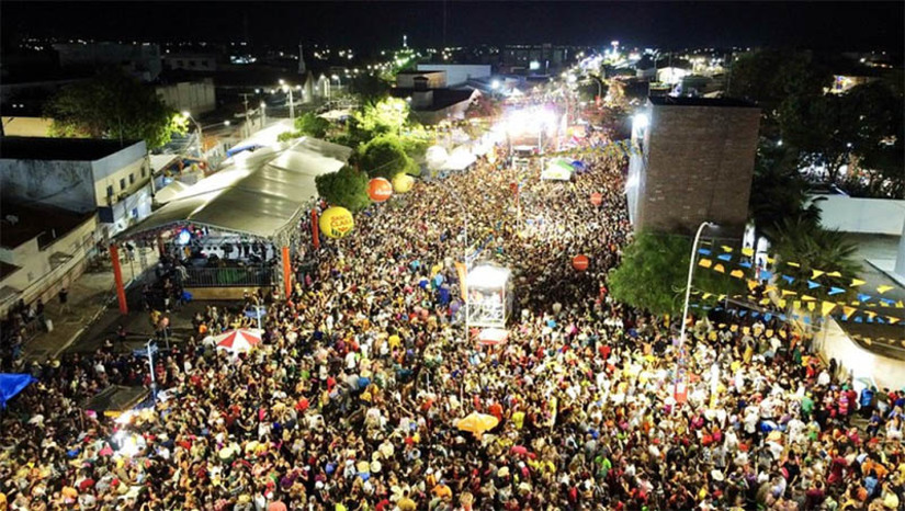 Imagem 1 - Confira o horário em que cada banda irá se apresentar no “Pingo da Mei Dia”. O São João de Mossoró será aberto oficialmente ao meio dia, com show do cantor Guto Fortunato. Ao todo, serão 14 atrações, que se apresentarão durante 11h de show, no corredor Cultural Antônio Gonzaga Chimbinho. O cantor Darlan Dias será o responsável por encerrar a edição 2024 do maior bloco junino do mundo, às 23h. confira a ordem das apresentações. Imagem 1 - Confira o horário em que cada banda irá se apresentar no “Pingo da Mei Dia”. O São João de Mossoró será aberto oficialmente ao meio dia, com show do cantor Guto Fortunato. Ao todo, serão 14 atrações, que se apresentarão durante 11h de show, no corredor Cultural Antônio Gonzaga Chimbinho. O cantor Darlan Dias será o responsável por encerrar a edição 2024 do maior bloco junino do mundo, às 23h. confira a ordem das apresentações.