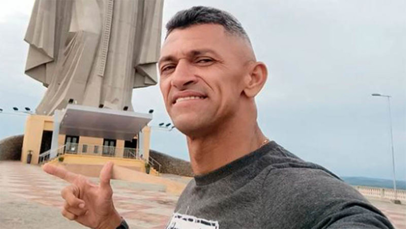Imagem 1 - Wendel Lagartixa tem novo pedido de habeas corpus negado pela justiça da Bahia. Esta é a segunda vez que o pedido do policial militar reformado é negado. O documento foi assinado pela desembargadora Inez Maria Miranda, da Segunda Câmara Criminal – 2ª Turma do Tribunal de Justiça da Bahia. Na decisão, a desembargadora pontuou que “em face da fundamentação apresentada pelo decreto constritivo, não verifico, neste momento, ilegalidade manifesta que autorize o deferimento do pedido em caráter de urgência”. A mesma magistrada já havia negado pedido de habeas corpus no último dia 13. Wendel Lagartixa responde pelos crimes de porte ilegal de arma de fogo de uso restrito e fraude processual. Imagem 1 - Wendel Lagartixa tem novo pedido de habeas corpus negado pela justiça da Bahia. Esta é a segunda vez que o pedido do policial militar reformado é negado. O documento foi assinado pela desembargadora Inez Maria Miranda, da Segunda Câmara Criminal – 2ª Turma do Tribunal de Justiça da Bahia. Na decisão, a desembargadora pontuou que “em face da fundamentação apresentada pelo decreto constritivo, não verifico, neste momento, ilegalidade manifesta que autorize o deferimento do pedido em caráter de urgência”. A mesma magistrada já havia negado pedido de habeas corpus no último dia 13. Wendel Lagartixa responde pelos crimes de porte ilegal de arma de fogo de uso restrito e fraude processual.