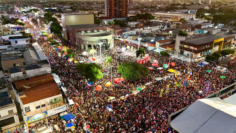Imagem 1 - O evento, realizado em um espaço ampliado e conduzido por 6 trios elétricos, contou com 14 atrações musicais, sendo Zé Vaqueiro e Bell Marques os principais. Além disso, envolveu um contingente de 1.429 policiais de todas as forças de segurança. A estrutura de saúde foi composta por seis unidades ao longo do percurso, com o apoio de nove ambulâncias. Todo o evento foi monitorado por 95 câmeras, sendo 22 delas de reconhecimento facial. O prefeito Allyson Bezerra estima públicou superior a 230 mil pessoas na abertura oficial do MCJ2024. Nesta semana, tem início a programação do “Chuva de Bala”, que ocorrerá na Arena Deodete Dias, na Cidadela, e também na Estação das Artes. O evento se estenderá até o final do mês de junho, quando a programação será encerrada com o “Boca da Noite” Imagem 1 - O evento, realizado em um espaço ampliado e conduzido por 6 trios elétricos, contou com 14 atrações musicais, sendo Zé Vaqueiro e Bell Marques os principais. Além disso, envolveu um contingente de 1.429 policiais de todas as forças de segurança. A estrutura de saúde foi composta por seis unidades ao longo do percurso, com o apoio de nove ambulâncias. Todo o evento foi monitorado por 95 câmeras, sendo 22 delas de reconhecimento facial. O prefeito Allyson Bezerra estima públicou superior a 230 mil pessoas na abertura oficial do MCJ2024. Nesta semana, tem início a programação do “Chuva de Bala”, que ocorrerá na Arena Deodete Dias, na Cidadela, e também na Estação das Artes. O evento se estenderá até o final do mês de junho, quando a programação será encerrada com o “Boca da Noite”