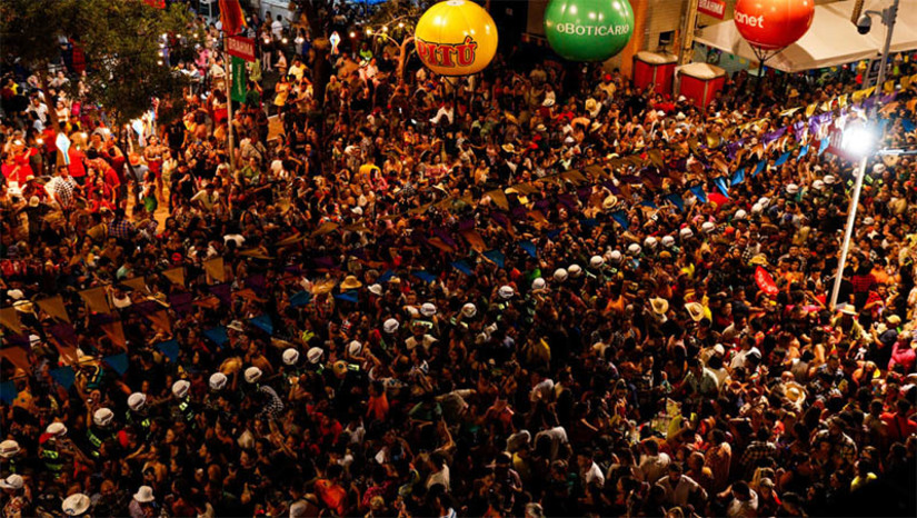 Imagem 1 - Público aprova ampliação de percurso e organização do Pingo da Mei Dia. O maior bloco junino do país arrastou uma verdadeira multidão no sábado (1º) e foi elogiado por mossoroenses, turistas e comerciantes por sua organização. “Faz seis anos que venho para o ‘Pingo da Mei Dia’ e a cada ano ele está melhor. A estrutura fica cada vez melhor, a festa está maior e, mesmo estando maior, a organização está excelente. Eu fico muito orgulhosa de ser mossoroense e verificar uma festa dessa grandiosidade”, disse Cibele Saboya, mossoroense que reside há 17 anos na capital paulista. Imagem 1 - Público aprova ampliação de percurso e organização do Pingo da Mei Dia. O maior bloco junino do país arrastou uma verdadeira multidão no sábado (1º) e foi elogiado por mossoroenses, turistas e comerciantes por sua organização. “Faz seis anos que venho para o ‘Pingo da Mei Dia’ e a cada ano ele está melhor. A estrutura fica cada vez melhor, a festa está maior e, mesmo estando maior, a organização está excelente. Eu fico muito orgulhosa de ser mossoroense e verificar uma festa dessa grandiosidade”, disse Cibele Saboya, mossoroense que reside há 17 anos na capital paulista.
