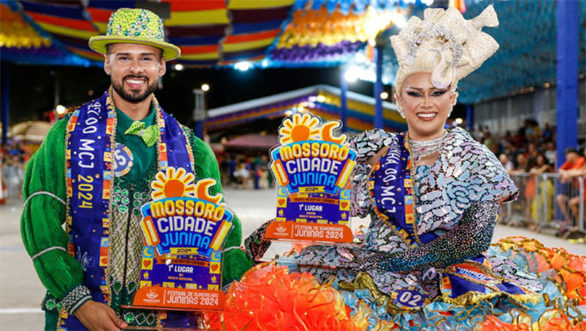 Imagem 1 - O concurso abre a programação do Festival Independente de Quadrilhas Juninas, com a escolha dos reis e rainhas nas categorias adulto, mirim, e infantil, além da escolha da dama da diversidade, para representar o evento. Os vencedores da noite foram Kelvin Cistian Rei Adulto e Luana Silva Rainha também na categoria Adulto, já Vivian Minage foi eleita Rainha da Diversidade. A Arena Deodete Dias, com infraestrutura ampliada, recebeu um grande número de espectadores, garantindo conforto e visibilidade para todos. A ampliação da arena reforça seu papel como um centro de difusão cultural importante para a cidade. Imagem 1 - O concurso abre a programação do Festival Independente de Quadrilhas Juninas, com a escolha dos reis e rainhas nas categorias adulto, mirim, e infantil, além da escolha da dama da diversidade, para representar o evento. Os vencedores da noite foram Kelvin Cistian Rei Adulto e Luana Silva Rainha também na categoria Adulto, já Vivian Minage foi eleita Rainha da Diversidade. A Arena Deodete Dias, com infraestrutura ampliada, recebeu um grande número de espectadores, garantindo conforto e visibilidade para todos. A ampliação da arena reforça seu papel como um centro de difusão cultural importante para a cidade.
