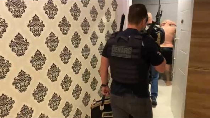 Imagem 1 - “Intocáveis”: justiça bloqueia R$ 35 milhões em bens de casal ligado ao tráfico interestadual de drogas. A operação foi deflagrada na manhã desta segunda-feira (3), pela equipe da Denarc de Natal, e resultou na prisão de dez suspeitos ligados ao tráfico interestadual de drogas, entre eles, um casal milionário, responsável pela distribuição de drogas e que liderava a organização criminosa. A prisão dos dois aconteceu no Estado de Santa Catarina. As investigações, que se iniciaram há mais de seis meses, apuram os crimes de tráfico de drogas interestadual, organização criminosa, comércio ilegal de arma de fogo e lavagem de dinheiro. Além das prisões, a polícia civil conseguiu na justiça o bloqueio de valores que superam os R$35 milhões, além do sequestro de cinco imóveis de alto padrão, duas lanchas, jóias, armas e dois veículos de luxo. Imagem 1 - “Intocáveis”: justiça bloqueia R$ 35 milhões em bens de casal ligado ao tráfico interestadual de drogas. A operação foi deflagrada na manhã desta segunda-feira (3), pela equipe da Denarc de Natal, e resultou na prisão de dez suspeitos ligados ao tráfico interestadual de drogas, entre eles, um casal milionário, responsável pela distribuição de drogas e que liderava a organização criminosa. A prisão dos dois aconteceu no Estado de Santa Catarina. As investigações, que se iniciaram há mais de seis meses, apuram os crimes de tráfico de drogas interestadual, organização criminosa, comércio ilegal de arma de fogo e lavagem de dinheiro. Além das prisões, a polícia civil conseguiu na justiça o bloqueio de valores que superam os R$35 milhões, além do sequestro de cinco imóveis de alto padrão, duas lanchas, jóias, armas e dois veículos de luxo.
