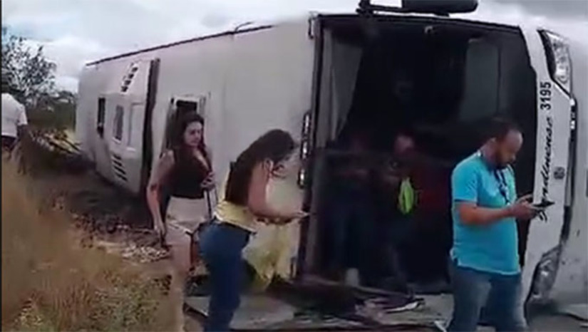 Imagem 1 -  O veículo, que havia saído de Caicó com destino a Natal, sofreu o incidente por volta das 11h,  na “Curva do Manhoso”, na BR-427, no final da manhã desta segunda- feira (03), entre Caicó e Jardim do Seridó. No momento, o ônibus estava com 32 passageiros a bordo. Um vídeo que circula nas redes sociais, mostra passageiros saindo do veículo com bagagens pelo pára-brisa frontal. Em nota, A Associação das Empresas de Transporte Intermunicipais de Passageiros do RN (Transpasse) informou que a Viação Jardinense está prestando toda assistência aos passageiros. Não há informações de feridos graves.