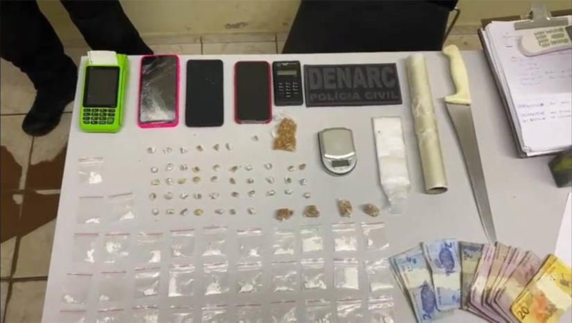 Imagem 1 -  Wesley Matador e a companheira são presos por tráfico de drogas, nas Malvinas. O casal foi preso nesta segunda-feira (3), em uma operação conduzida pela Denarc. As investigações apontaram que Wesley Nascimento de Paula, conhecido como Wesley Matador, de 27 anos, e Leoneide Gomes de Araújo, de 28 anos, usavam a própria casa, onde moravam com os filhos, para vender entorpecentes. Os dois ainda tentaram fugir ao perceberem a aproximação dos policiais, mas acabaram presos e autuados por tráfico de drogas, associação para o tráfico e resistência. 