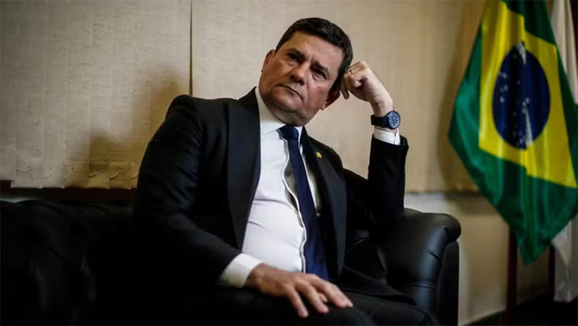 Imagem 1 -  Moro vira réu no STF por calúnia contra o ministro Gilmar Mendes. A denúncia do Ministério Público Federal (MPF) foi recebida pela Primeira Turma do Supremo Tribunal Federal (STF), nesta terça-feira (4). O senador teria atribuído falsamente ao ministro a prática do crime de corrupção passiva, relacionado à concessão de habeas corpus. Ao votar pelo recebimento da denúncia, a ministra Cármen Lúcia afirmou que, de acordo com os autos, a declaração foi dada na presença de várias pessoas, de forma livre e consciente e com conhecimento de que estava sendo gravada.