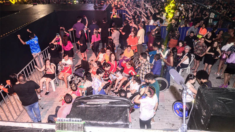 Imagem 1 - “Front da Inclusão”: Prefeitura amplia quantidade de vagas para PcD na Estação das Artes. O “Front da Inclusão” é um espaço exclusivo para Pessoas com Deficiência, localizado bem em frente ao palco dos shows, que garantirá mais acessibilidade e segurança aos participantes. Em 2023, foram disponibilizadas 20 vagas por noite. Este ano, serão ofertadas 60 vagas, sendo 20 para as instituições constituídas por PcD e mais 40 vagas disponibilizadas para inscrição para o público geral. Cada PcD ainda terá direito a um acompanhante; saiba como se inscrever. Imagem 1 - “Front da Inclusão”: Prefeitura amplia quantidade de vagas para PcD na Estação das Artes. O “Front da Inclusão” é um espaço exclusivo para Pessoas com Deficiência, localizado bem em frente ao palco dos shows, que garantirá mais acessibilidade e segurança aos participantes. Em 2023, foram disponibilizadas 20 vagas por noite. Este ano, serão ofertadas 60 vagas, sendo 20 para as instituições constituídas por PcD e mais 40 vagas disponibilizadas para inscrição para o público geral. Cada PcD ainda terá direito a um acompanhante; saiba como se inscrever.
