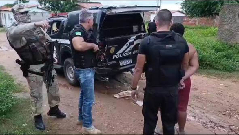 Imagem 1 -  Dois suspeitos de roubos a residências são presos em Pau dos Ferros; um terceiro morreu em confronto. As prisões aconteceram no âmbito da "Operação Painel", deflagrada nas primeiras horas desta quarta-feira (5), pela polícia civil, em ação conjunta com o GTO. As investigações revelaram que os suspeitos agiam com extrema violência, utilizando armas de fogo para render as famílias e subtrair diversos bens, inclusive veículos. Na residência de um dos presos, os policiais encontraram uma pistola de fabricação caseira e diversos artefatos utilizados para a produção de mais armas artesanais, incluindo uma máquina de solda e uma esmerilhadeira.
