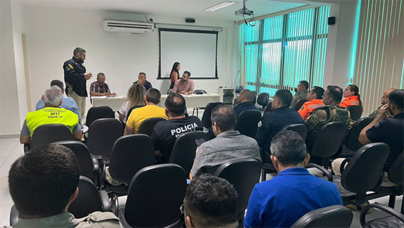 Imagem 1 -  O encontro aconteceu na manhã desta quarta-feira (5), no auditório do Previ, e teve como objetivo avaliar os pontos do “Pingo da Mei Dia”, além de traçar estratégias que visem garantir a segurança do público durante todos os dias de evento. Durante o encontro, foi feito um balanço da atuação das forças de segurança na abertura do evento. Além disso, também foram traçadas estratégias prévias de aperfeiçoamento de pontos chaves e que atendam a cobertura de segurança no decorrer do evento e no desenvolvimento das atividades, com respostas cada vez mais rápidas e eficazes.