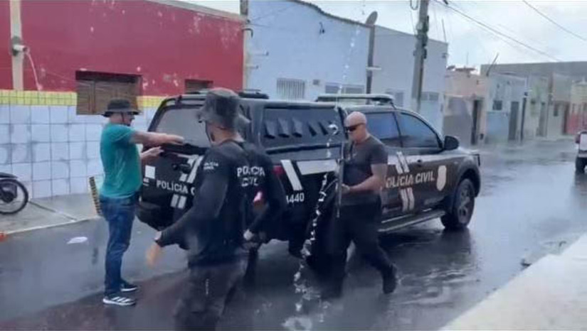 Imagem 1 -  Dono de “boca de fumo” é preso pela polícia civil em Areia Branca. Romário Rivelino Gonzaga da Silva, de 29 anos, foi preso nesta quarta-feira (5), em flagrante, pelo crime de tráfico de drogas. Contra ele também havia um mandado de prisão pelo crime de associação para o tráfico. Ele foi preso no momento em que vendia drogas para um homem. Na ocasião, os policiais constataram que o suspeito mantinha a "boca de fumo" próximo ao imóvel onde residia com sua companheira, sendo encontradas drogas e sacos para embalagem no local. Também foi apreendido um pote de vidro contendo uma quantidade de substância entorpecente pronta para comércio ilícito.