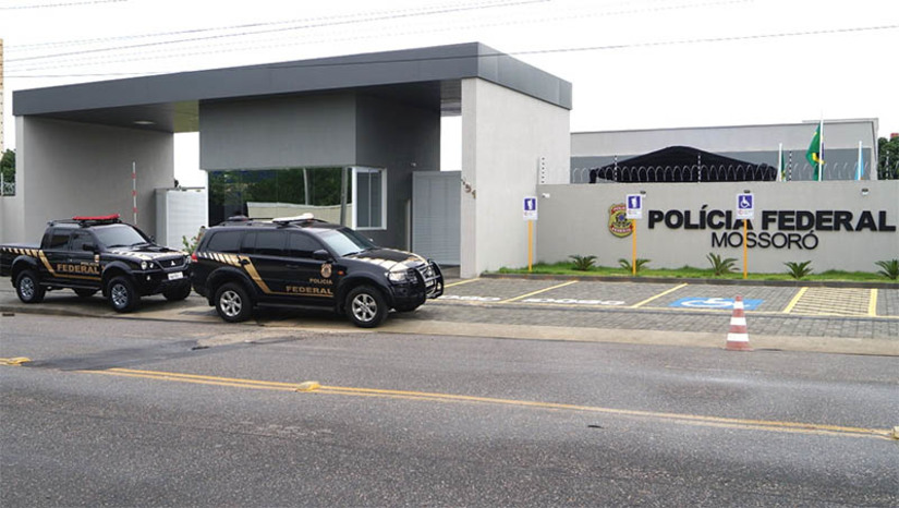 Imagem 1 -  Empresário suspeito de tráfico de drogas é preso ao desembarcar no aeroporto de Mossoró. A prisão do empresário, de 38 anos, aconteceu nesta quarta-feira (5). A ação se deu motivada pelo cumprimento de um mandado de prisão preventiva expedido pelo Tribunal de Justiça do estado do Rio Grande do Norte, Vara única da Comarca de Almino Afonso, pesando contra ele, a suspeita de envolvimento com o tráfico de drogas. No momento em que foi abordado pelos policiais federais, o acusado não esboçou qualquer reação e, após tomar conhecimento do teor da ordem judicial, seguiu sob escolta para a sede da Delegacia da PF.