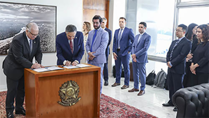 Imagem 1 -  Plataformas de redes sociais aderem ao Programa de Combate à Desinformação do STF. O acordo de adesão foi assinado nesta quinta-feira (6), por representantes do YouTube, Google, Meta, TikTok, Microsoft e Kwai. O acordo tem a finalidade de promover ações educativas e de conscientização para enfrentar os efeitos negativos provocados pela desinformação que fere os princípios, direitos e garantias constitucionais. “Espero que seja uma parceria que frutifique e nos ajude a fazer um país e um mundo melhor”, afirmou o presidente do STF, ministro Luís Roberto Barroso.