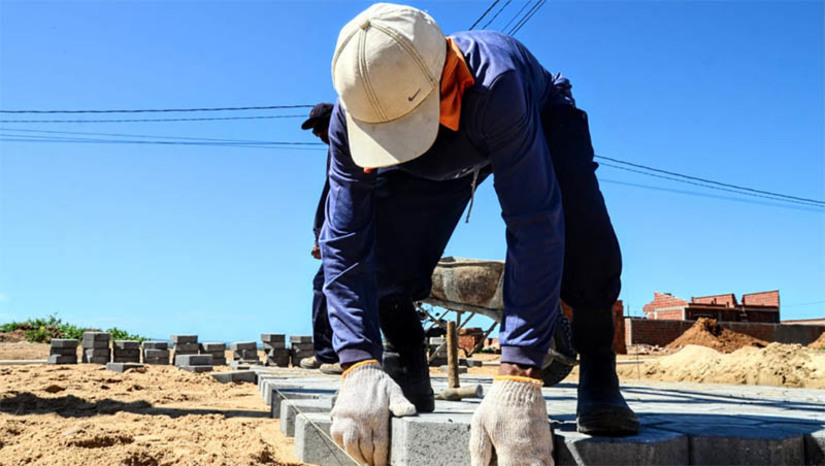 Imagem 1 -  Nova Mossoró começa a receber pavimentação intertravada. O piso está sendo assentado na  rua Centro Esportivo Mossoroense. O projeto não apenas transformará a aparência do bairro, mas também trará benefícios ambientais, ao promover uma drenagem mais eficaz das águas pluviais, graças ao design permeável dos materiais utilizados. Com extensão 440 metros, a obra faz parte do “Mossoró Realiza”.