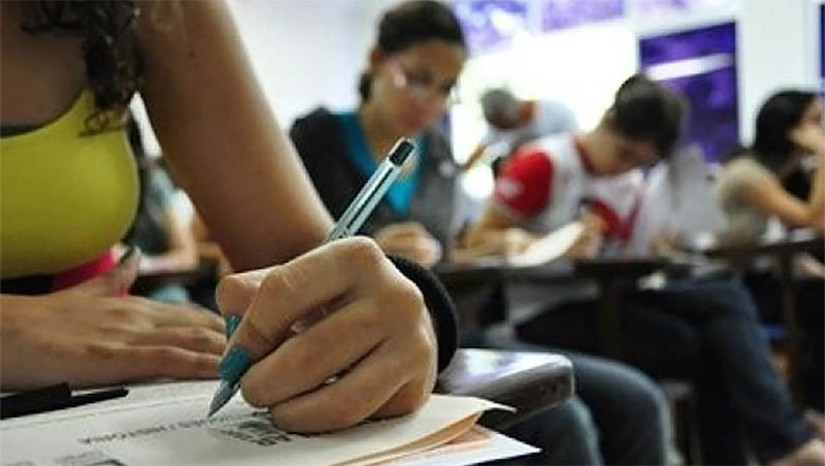 Imagem 1 - Estudantes têm até às 23h59 de hoje (7) para realizar a inscrição no Enem 2024. Já o prazo para pagar a taxa de R$ 85 (que confirma a participação) vai até o dia 12 deste mês. O valor pode ser pago por boleto, gerado na Página do Participante, Pix, cartão de crédito, débito em conta corrente ou poupança (a depender do banco). Quem é isento não precisa pagar. Entretanto, a aprovação da isenção da taxa ou da justificativa de ausência na edição de 2023 não significa que a inscrição no Enem 2024 foi realizada automaticamente. É necessário se inscrever para participar. Imagem 1 - Estudantes têm até às 23h59 de hoje (7) para realizar a inscrição no Enem 2024. Já o prazo para pagar a taxa de R$ 85 (que confirma a participação) vai até o dia 12 deste mês. O valor pode ser pago por boleto, gerado na Página do Participante, Pix, cartão de crédito, débito em conta corrente ou poupança (a depender do banco). Quem é isento não precisa pagar. Entretanto, a aprovação da isenção da taxa ou da justificativa de ausência na edição de 2023 não significa que a inscrição no Enem 2024 foi realizada automaticamente. É necessário se inscrever para participar.