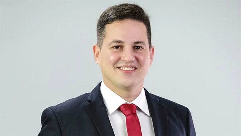 Imagem 1 -  Diante dos depoimentos das testemunhas oculares dos fatos, inclusive com novos vídeos, e pelo fato da suspensão do registro ter violado o que é previsto em lei, o Conselho da OAB do Rio Grande do Norte, composto por mais de 30 advogados, decidiu, na tarde desta sexta-feira, 7, devolver o registro de advogado de Hermeson Pinheiro. O que ocorreu, apesar de ser moralmente reprovável do ponto de vista social, não configura crime previsto em lei. Mesmo assim, Hermeson vai ser mantido afastado da presidência da OAB/Mossoró, até que o caso seja devidamente analisado também pelo Conselho de Ética.